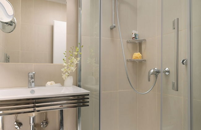 Blazer Suites Hotel - Photo 15