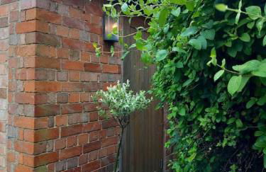 The Nook- Cotswold guest room - Photo 5