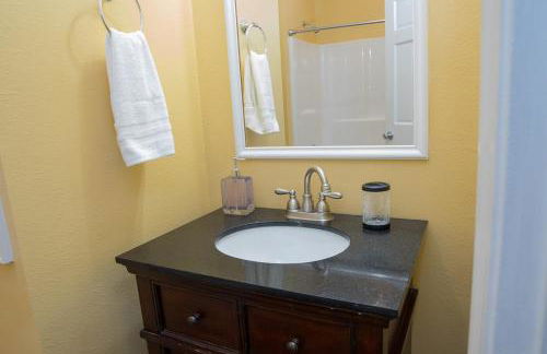 Tidy and Comfy 3BR, Balcony, WD, Free WiFi -E- - Foto 42