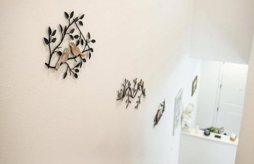 Spacious 5BR Getaway w Game Room & Modern Comfort - Photo 36