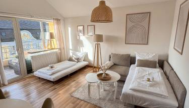 C4S COME4STAY Altötting - 3-Zi Whg I Zentrale Lage I Parkplatz I Balkon I WIFI I SmartTV I 1 Kingsize, 1 Queensize Bett I Office Arbeitsplatz I Wohnbereich mit Couch und Essbereich I voll ausgestattete Küche I Nespresso - Foto 3