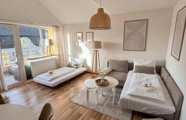 C4S COME4STAY Altötting - 3-Zi Whg I Zentrale Lage I Parkplatz I Balkon I WIFI I SmartTV I 1 Kingsize, 1 Queensize Bett I Office Arbeitsplatz I Wohnbereich mit Couch und Essbereich I voll ausgestattete Küche I Nespresso - Foto 3