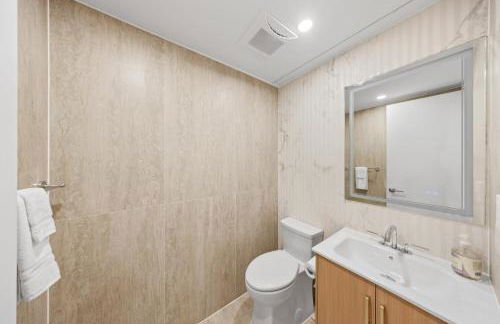 Private Room with Shared Bathroom at an Apartment by Times Square - Foto 10