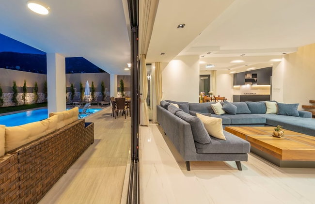 Luxury 4-bed Villa With Private Pool and Jacuzzi - Photo 14