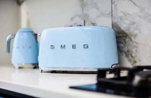 Luxurious 2 bedroom flat with parking and garden, 5 mins walk to train station and bus stop opposite property - Foto 45