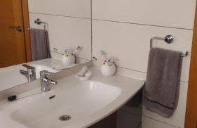Premium apartment in La Manga Club with pool, terraces and hotel-style details - Photo 10