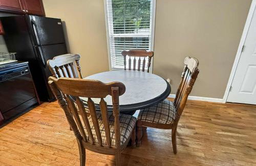 Comfy King Bed Townhouse with Outdoor Sitting Area - Foto 15