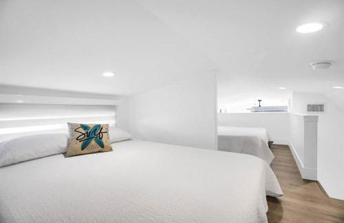 Tiny Home on Waterfront, Bay Views, Deck, Pool - Photo 15