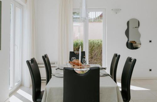 Villa Oleander by Domus Mirus - Rooftop Cinema & Pool & 6min Walk to Beach - Photo 11