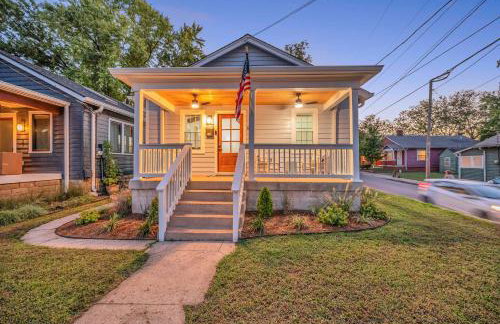 Fully Furnished Bungalow with Deck Near City Center - Foto 32