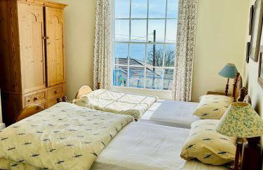 Amazing Large House, Lovely Newly Fitted Kitchen, Sleeps 8 , Nice Views and Garden, Plus a Beach Hut that is Located on Lyme Regis Beach - Photo 22