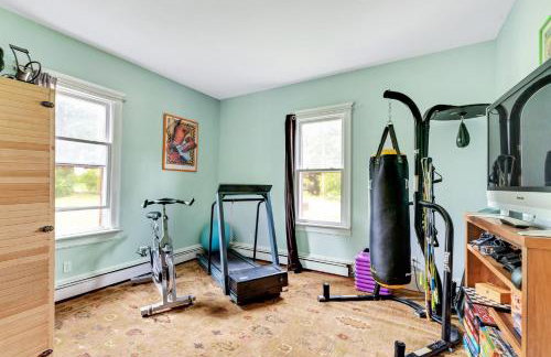 Mountain View Victorian with Convenient Location and Lots of Space tp Play farmhouse - Foto 9