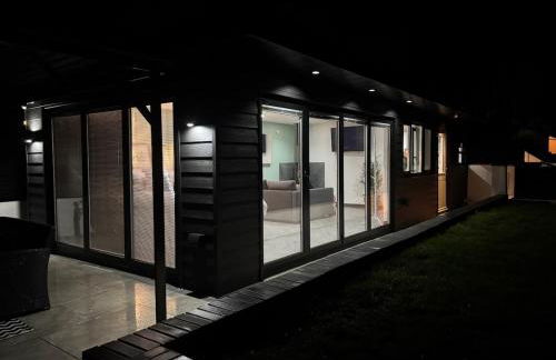 Little Woodlands Chalet with Private Garden & Hot Tub - Foto 52