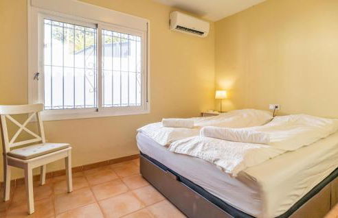 3 Bedroom Stunning Home In Coin - Photo 23