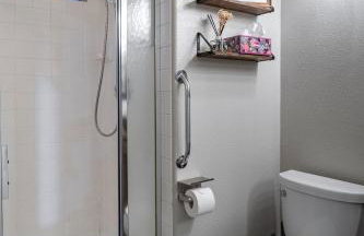 5BR 3BA Family friendly entire home w pool, spa, games, tvs, and more - Photo 22