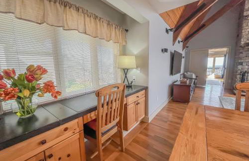 Luxury Stunning Mountaintop Home with Hot Tub and Lake Views - Foto 11