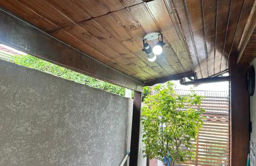 Chalé com PISCINA Privativa, com 2 QUARTOS, ESTACIONAMENTO em Condomínio com PORTARIA 24h, Sauna, Quadras, 3 PISCINAS no condomínio, Pesca e Parquinho Infantil - SmarTV na sala de estar, TV na área CHURRASQUEIRA, Wi-Fi e Cozinha Completa - Foto 53