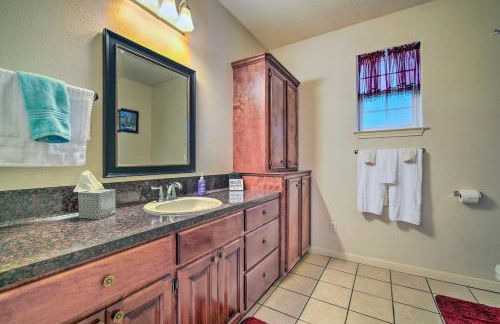 Cozy Family Retreat - 10 Mi to Lake and Trails! - Foto 13