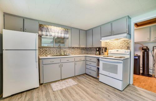 Prudenville Family Home with Game Room and Fire Pit! - Foto 6