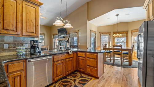 New! Black Bear Inn - Pet friendly - trailer parking - walk to lake - rustic - Foto 3