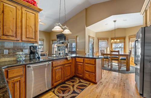 New! Black Bear Inn - Pet friendly - trailer parking - walk to lake - rustic - Foto 3