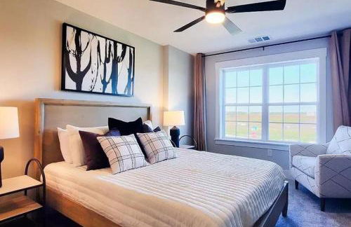 Loop, New Luxurious Large 3BR House, Sleeps 11 with Free Parking - Photo 29