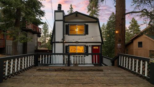 Entire Cabin, Walk to Ski Slopes, Hot Tub, Pet Friendly, Fast WiFi, 2 Parking, 2 Fireplace, Wash & Dryer, Fenced, Fire Pit, BBQ, Hike, Golf, Zoo - Foto 3