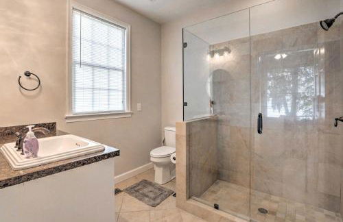 Lakefront Retreat with Game Room and Private Dock! - Foto 26