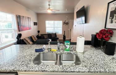 Luxury 3BR Townhome Stay - Foto 24