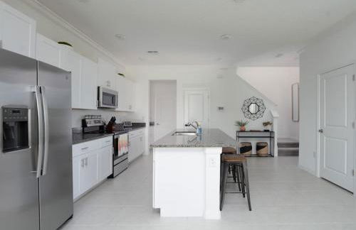 Modern Oasis! 3BR Townhouse in a Lagoon Community - Photo 6