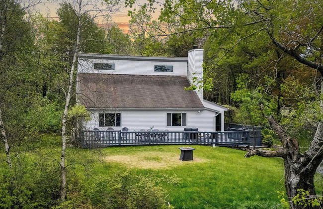 Inn the Poconos by Avantstay Private Lake Access Enclosed Hot Tub - Photo 42