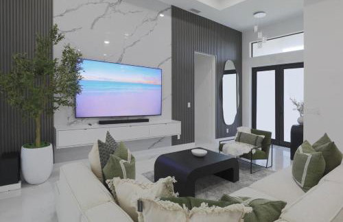 KING BED - FREE Pool Heat - 85 in TV - 4BR Villa - Foto 30