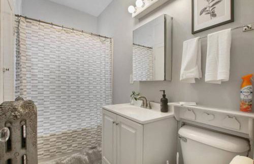 Perfect 3BR Apt in Chicago with WiFi & Laundry - Touhy 3N - Foto 14