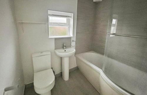4BR House, Derby, Contractors, Relocators - Foto 2