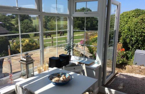 Ty Bach, 1 bedroom home with hot tub and views - Photo 1