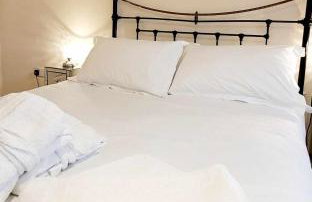 Apartment 4 - striking, 2 bedroom luxury apartment - close to town, mainline rail & theatre - Photo 6