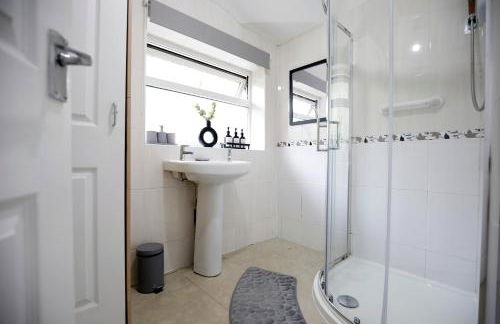 Spacious 3BR by Avalora Shortlets & Serviced Accommodations Queensway with big garden, Near train station - Foto 22