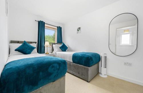 Superb Two Bedroom House Near Etihad & Coop Live - Free Parking - Foto 19