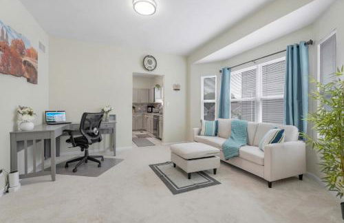 Modern 4BR Retreat with Free Parking in Prime CWE! - Foto 7