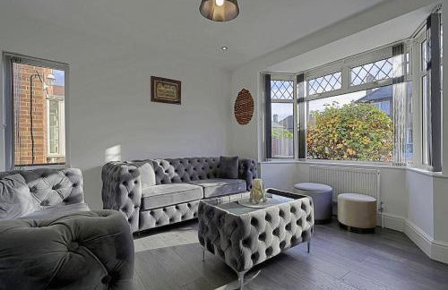 Comfortable 3-Bed Home - Driveway Parking - Foto 15