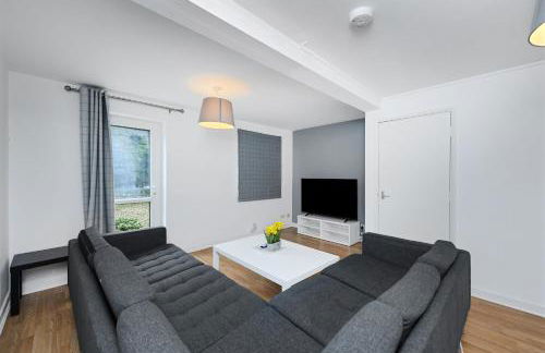 Spacious 6-Bed Home Sleeps 12, Near Highfields Park - Photo 13