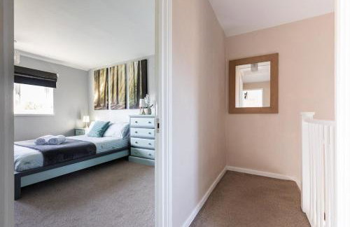 Clicketts - 3-Bedroom, Full Entire House, Sleeps 6 guests, Free wifi, Street Parking, Smart TV, Basildon, Essex London - Foto 9