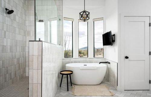 Mountain views swimming a private escape at Sonoran Serenity - Foto 14