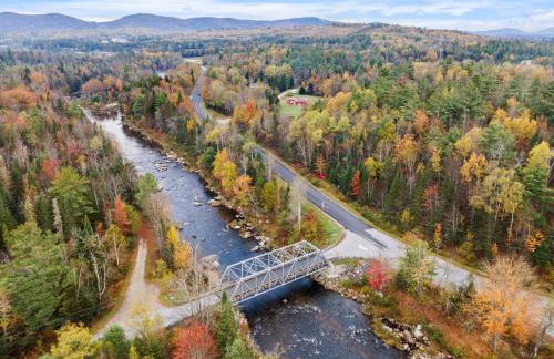 Riverfront Retreat in the White Mountains - 3BR Cozy Escape Near Ski & Hike - Foto 22