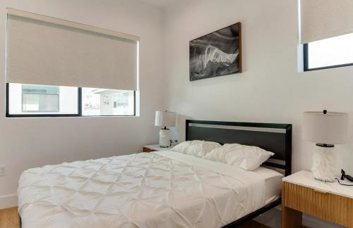 Modern Luxe Retreat Six-Bedroom - Photo 15