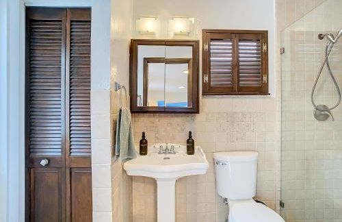 Poolside Paradise with Basketball Court - Foto 22