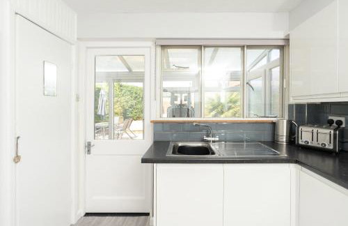 3-Bedroom Cosy Stunning Central Home, Sleeps 8 with Parking and Private Garden - LONG TERM STAY SPRING SPECIAL OFFER AVAILABLE! - by Blue Puffin Stays - Foto 9