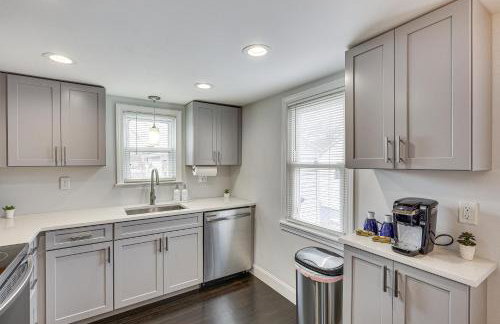 Modern Terryville Cottage with Deck and Lake View! - Foto 11