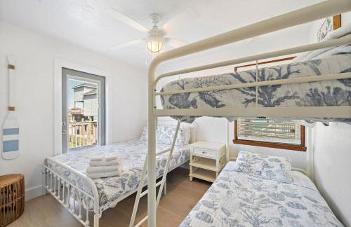 Cozy beach house with ocean views, fire pit and game room - Photo 15