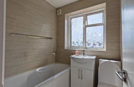 4 Bedroom 2 Bathroom House - Free parking - Foto 12
